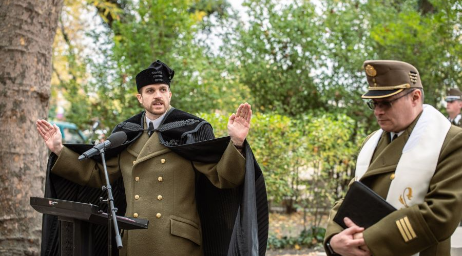 A Budapest Helyőrségi Dandár megemlékezése a Fiumei úti sírkertben tábori lelkészi szolgálattal