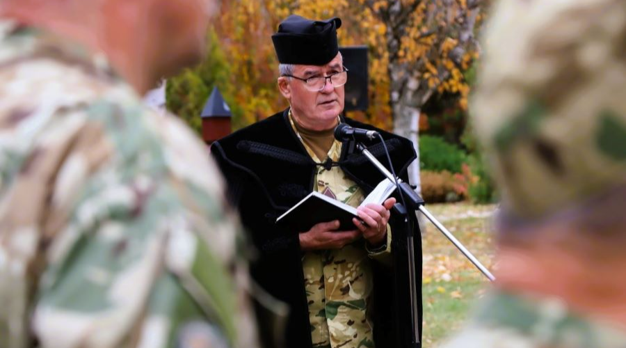 „Senki nem tölt be szebben földi célt, mint ki holtával hazájának élt!”