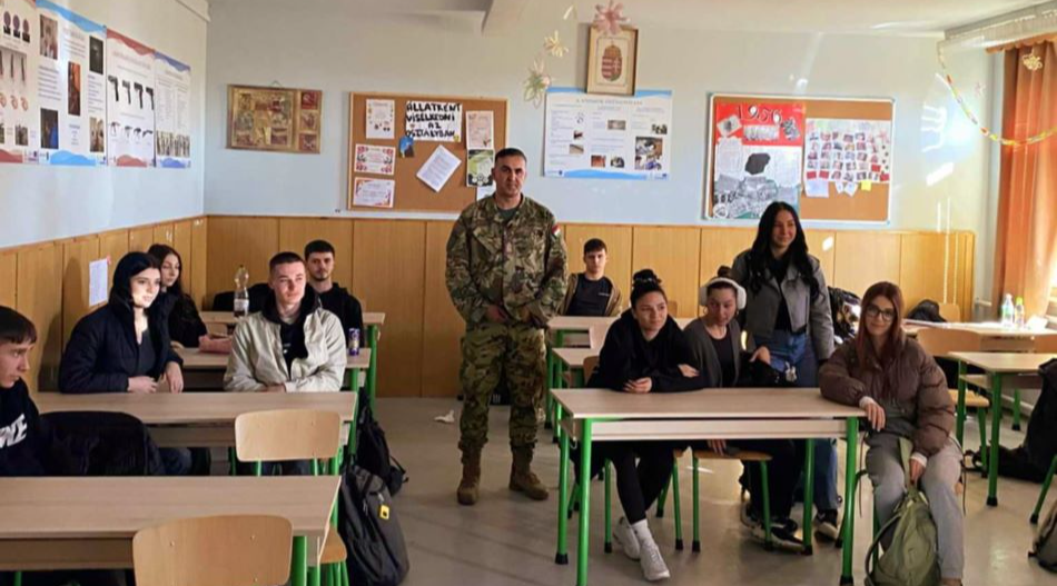 Tábori lelkész a csengeri rendészeti középiskolások között